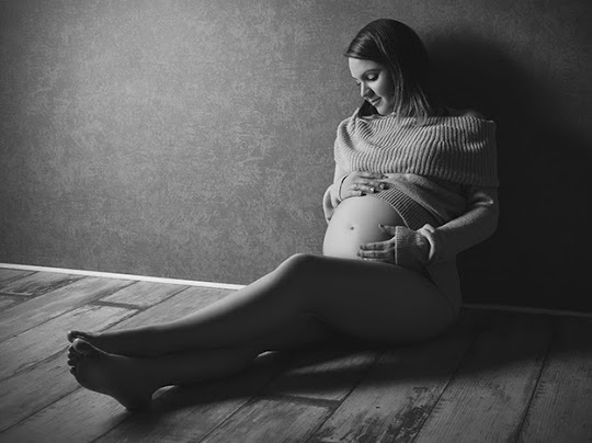 Fotografin Schwangerschaft Düsseldorf: Babybauch sanft umschlossen